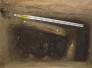 Dřevěné roubení odhalené v hloubce cca 2 m v sondě č. 10 (dendrochronologické datum, pokácení kmene, rok 1713).