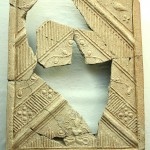 Obr. č. 4: Nález kachle s geometricko-rostlinným motivem z Jimramovského souboru ze studny, závěr 16. stol., foto: Hoffmannová.