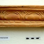 Obr. č. 5: Nález kachle s geometricko-rostlinným motivem z Jimramovského souboru ze studny, závěr 16. stol., foto: Hoffmannová.