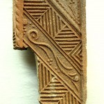 Obr. č. 6: Nález kachle s geometricko-rostlinným motivem z Jimramovského souboru ze studny, závěr 16. stol., foto: Hoffmannová.