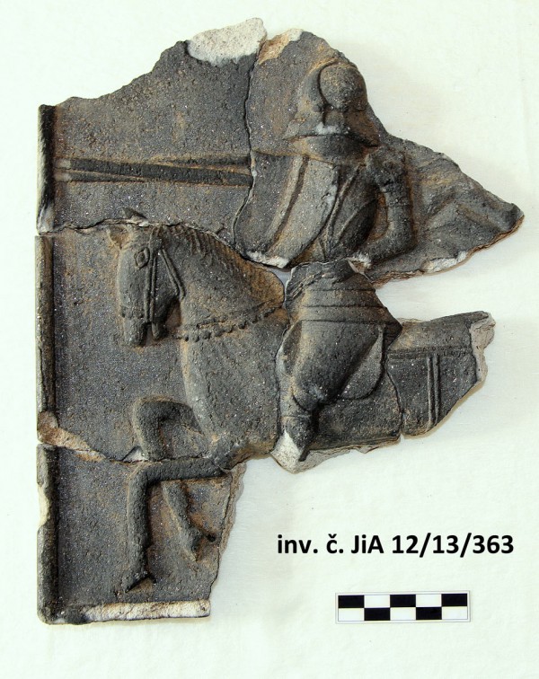 Obr. č. 2: Reliéfní kachel rytíře nalezený ve výkopu č. 1, foto: Hoffmannová.