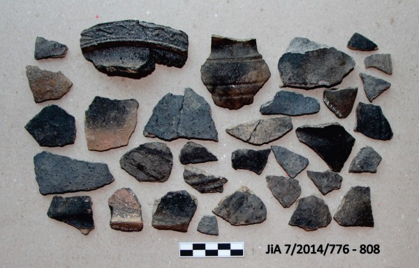 Keramické nálezy ze záchranného arch. výzkumu, datované do 13. a 14. stol. Foto: Hoffmannová