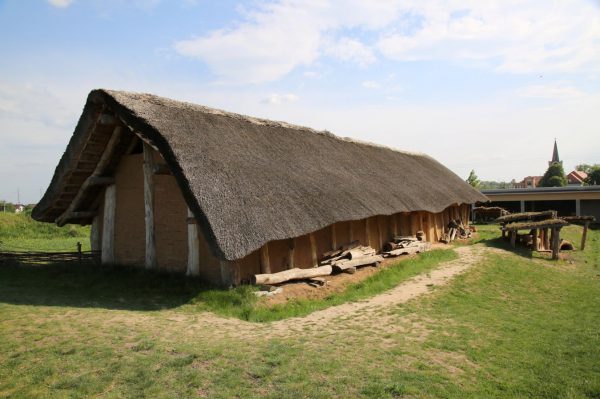 Foto rekonstrukce dlouhého neolitického domu.